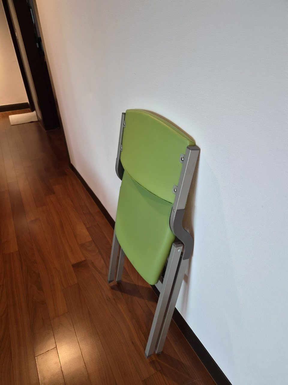 접어서 세워둔 스마트 접이식 의자