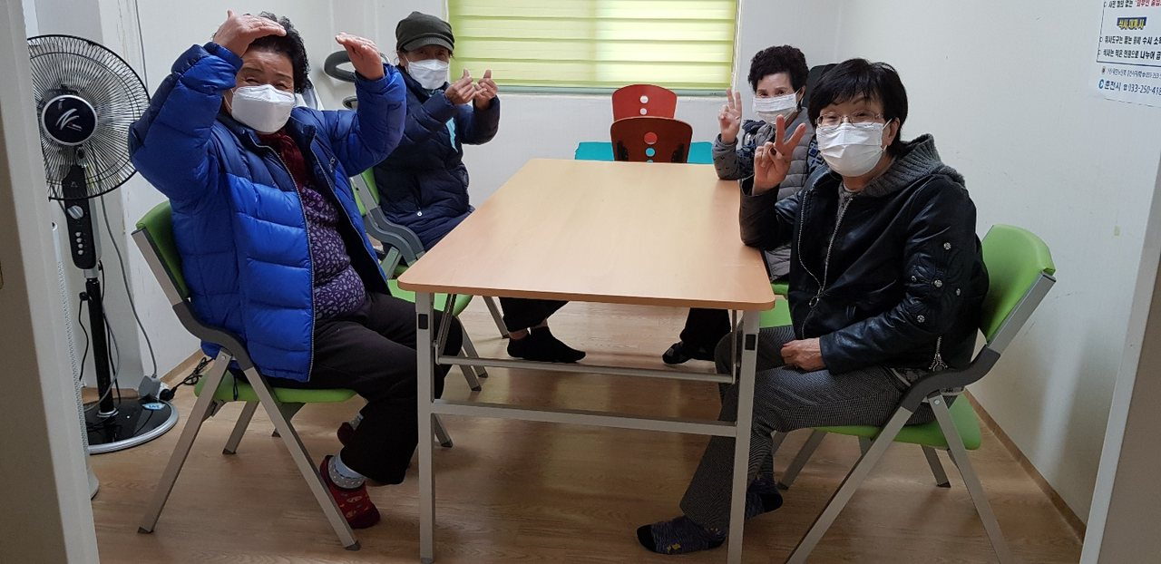 경로당 스마트테이블 실제 사용 모습